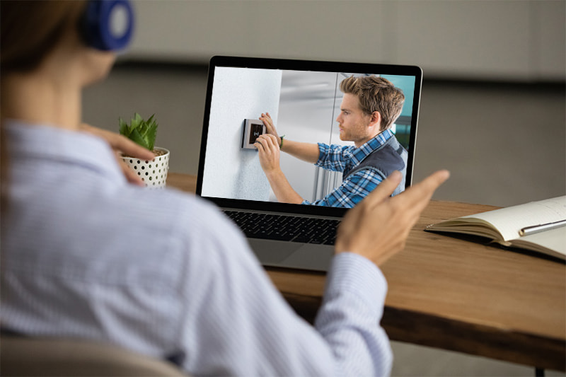Una persona ve un vídeo de formación en un ordenador portátil