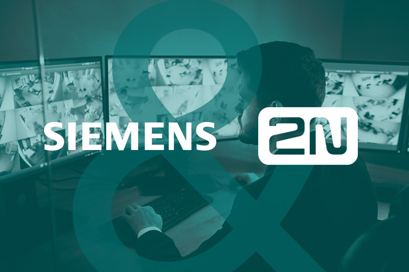 Person, 2N und Siemens-Logo, Monitore